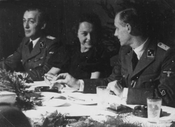 SS staff at Westerbork having drinks